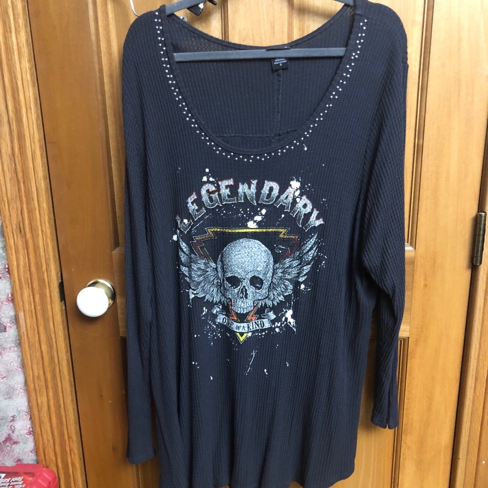 Long sleeve shirt with skull